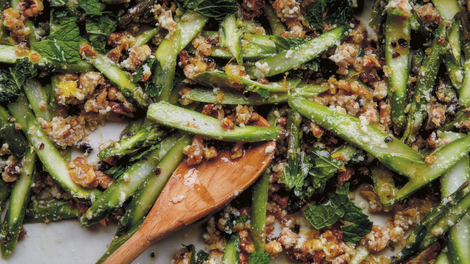 Crunch Time Can You Eat Raw Asparagus? Get the Facts!