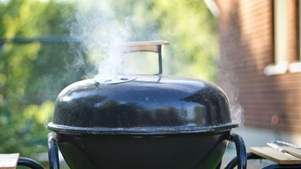 closing a charcoal grill